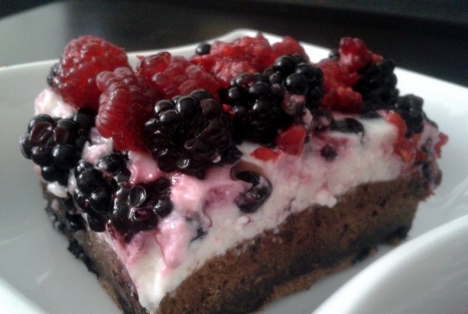 656x440_negresa-cu-crema-de-branza-vanilata-si-fructe-de-padure-174656