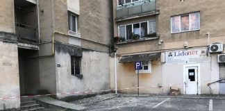 Mașini avariate de tencuiala desprinsă de pe bloc