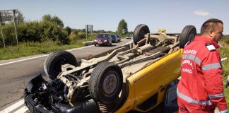 Mașină răsturnată pe plafon la Telești