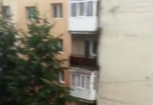 Maşini avariate la Târgu-Cărbunești de un acoperiş de bloc smuls de vânt