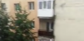 Maşini avariate la Târgu-Cărbunești de un acoperiş de bloc smuls de vânt