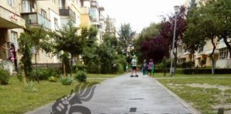 Minunile din Bumbești-Jiu: Pe strada Jiului, trotuarul este ocupat de stâlpi, iar o alee lărgită între blocuri are bariere cu lacăt și o singură cheie