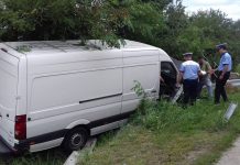 O autoutilitară s-a izbit de un cap de pod