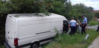 O autoutilitară s-a izbit de un cap de pod