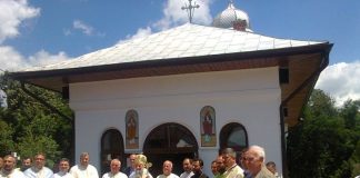 Sfântă Liturghie Arhierească la resfinţirea Bisericii din Parohia Grui-Sohodol, Com. Baia de Fier, Protopopiatul Târgu-Cărbuneşti