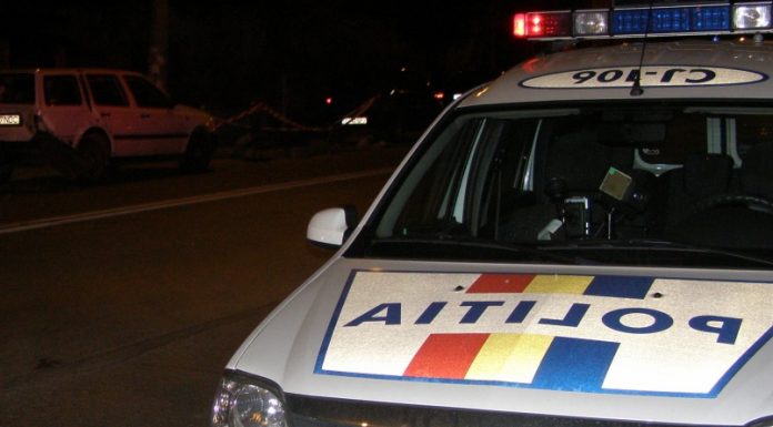 A intrat cu mașina în peretele unei clădiri