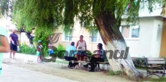 Polițiștii locali din Bumbești-Jiu, puși să adune semnături pentru barierele de pe aleea dintre blocuri