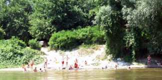 Specialiștii în sănătate publică recomandă evitarea scăldatului în râuri și lacuri