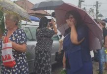 Polițista care și-a împușcat mama și fiul, condusă pe ultimul drum de zeci de oameni