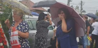 Polițista care și-a împușcat mama și fiul, condusă pe ultimul drum de zeci de oameni