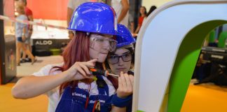 Elevii gorjeni din Tabăra Meseriașilor din Țara lui Andrei au construit StudyMobil – un nou spațiu de relaxare și studiu pentru comunitatea brașoveană