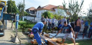 Toma Stamatoiu, omul care ridică troițe la Turburea! Ultima lucrare din stejar masiv cântărește o jumătate de tonă