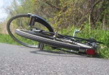 Un biciclist beat s-a dezechilibrat și a căzut în mijlocul străzii