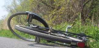 Un biciclist beat s-a dezechilibrat și a căzut în mijlocul străzii