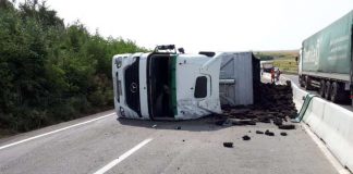 O basculantă cu cărbune din Gorj, răsturnată la Pielești! Un pasager, rănit