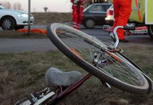 Biciclist beat criță, rănit în accident