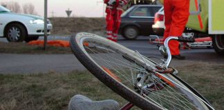 Biciclist beat criță, rănit în accident