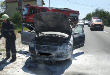 O maşină a luat foc în mers la Târgu-Jiu