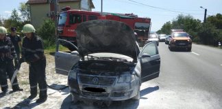 O maşină a luat foc în mers la Târgu-Jiu