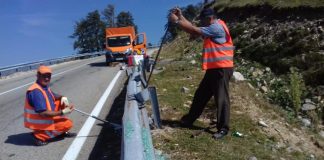 Parapetul de pe DN 67 C, reparat de angajații SDN Târgu-Jiu