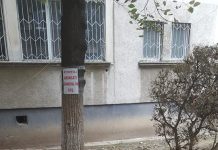 Nici măcar o bancă, în curtea interioară a SJU Târgu-Jiu! Există doar scaune improvizate din buturugi și coșuri de gunoi transformate din găleți