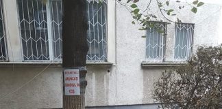 Nici măcar o bancă, în curtea interioară a SJU Târgu-Jiu! Există doar scaune improvizate din buturugi și coșuri de gunoi transformate din găleți