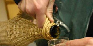 Cercetată după ce i-a furat țuica vecinei