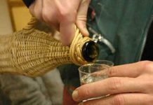 Femeie cercetată după ce i-a furat țuica unei vecine