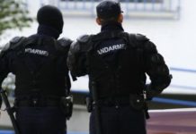 Tânărul care i-a dat un cap în gură unui jandarm a ieșit din arest