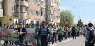 Peste 2500 de rovinăreni, la mitingul pașnic împotriva poluării orașului de către CEO