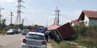 Șoferul unui TIR încărcat cu frigidere s-a răsturnat, după ce gorjeanul a fost înțepat de o albină