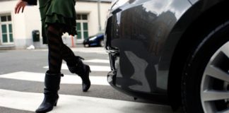 Tânără lovită pe trecerea de pietoni! Șoferul a fugit