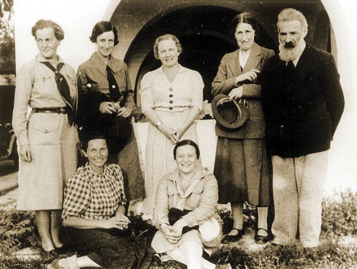 Brancusi cu doamne din Liga Femeilor Gorjene (în centru Aretia Tatarescu)