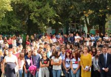 Peste 200 de copii din Motru, premiați pentru merite deosebite în prima zi de școală! Elevii au primit între 40-240 de lei fiecare