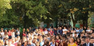 Peste 200 de copii din Motru, premiați pentru merite deosebite în prima zi de școală! Elevii au primit între 40-240 de lei fiecare