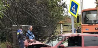 A fugit beat, după ce a dărâmat cu mașina doi stâlpi, un hidrant și un gard al unei școli!