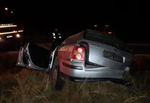 Polițist rănit grav, după ce a intrat cu mașina într-un copac