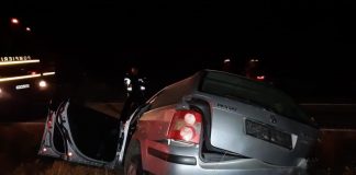 Polițist rănit grav, după ce a intrat cu mașina într-un copac