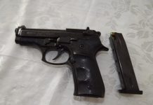 Prins în timp ce încerca să vândă un pistol deținut ilegal