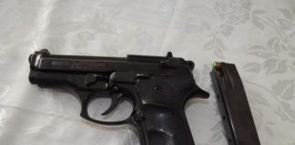 Prins în timp ce încerca să vândă un pistol deținut ilegal