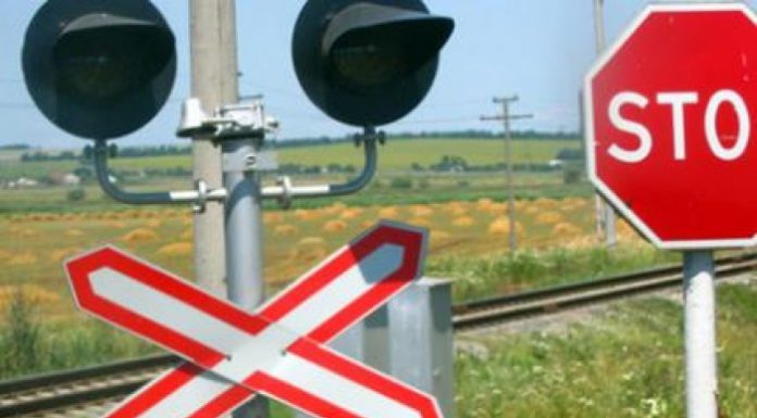 FOTO: Mașină lovită de tren, la Târgu-Jiu! Șoferul autoturismului, sub influența băuturilor alcoolice