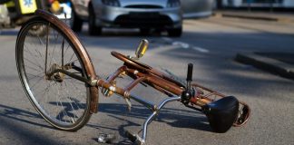 S-a oprit cu bicicleta în zid, după ce a rămas fără frâne