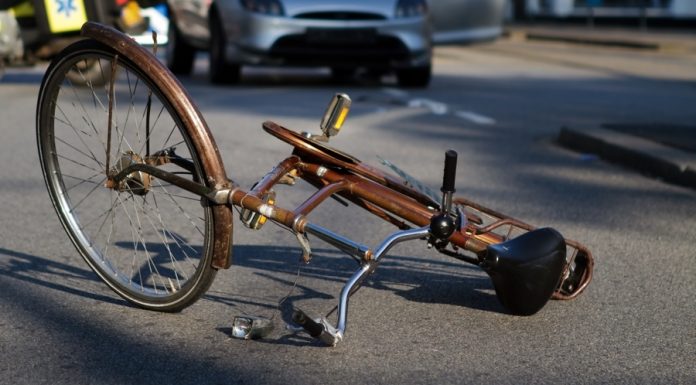 Un bătrânel care se deplasa cu bicicleta, în Târgu Jiu, a fost lovit de maşină
