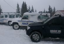 Turiști surprinși de iarnă, pe Transalpina