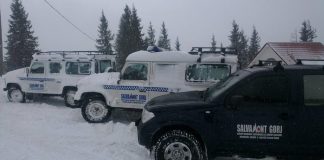 Turiști surprinși de iarnă, pe Transalpina