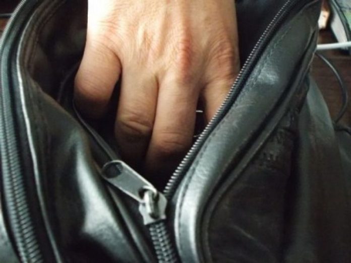 Furt în parcarea unui supermarket din Târgu-Jiu