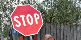 Indicatoare rutiere vandalizate, la Țânțăreni