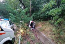 O mașină în care se aflau patru persoane s-a răsturnat pe drumul care duce spre Țicleni