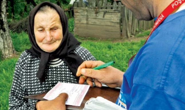 Vârstnicii cu venituri mici primesc vouchere de masă caldă