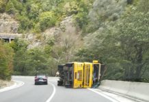 Tir încărcat cu piese metalice, răsturnat în Defileul Jiului